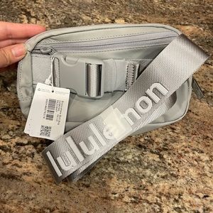 NEW Everywhere Belt Bag LOGO silver drop white